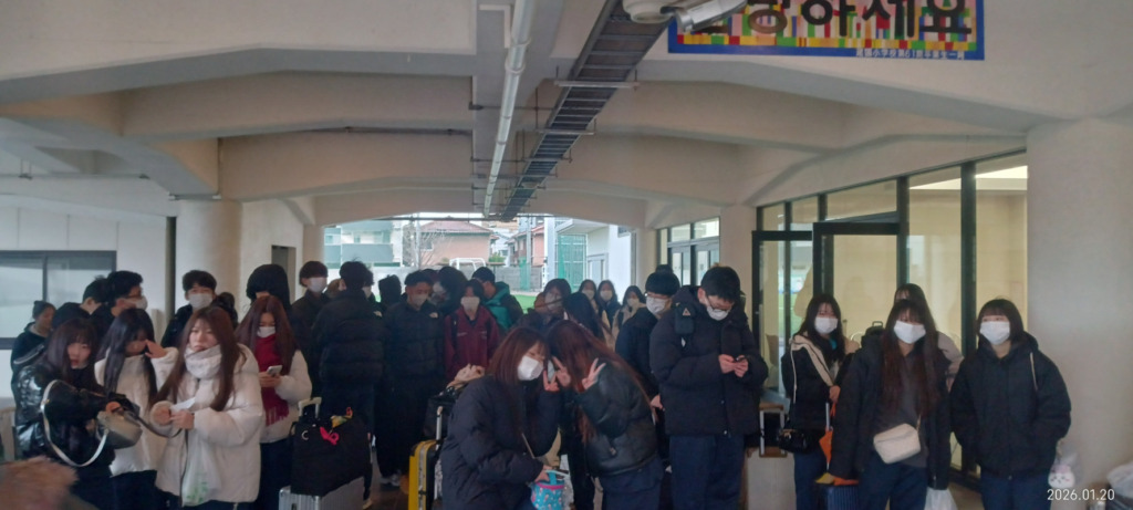 7:00、しっかりと時間を守って、登校した生徒たち